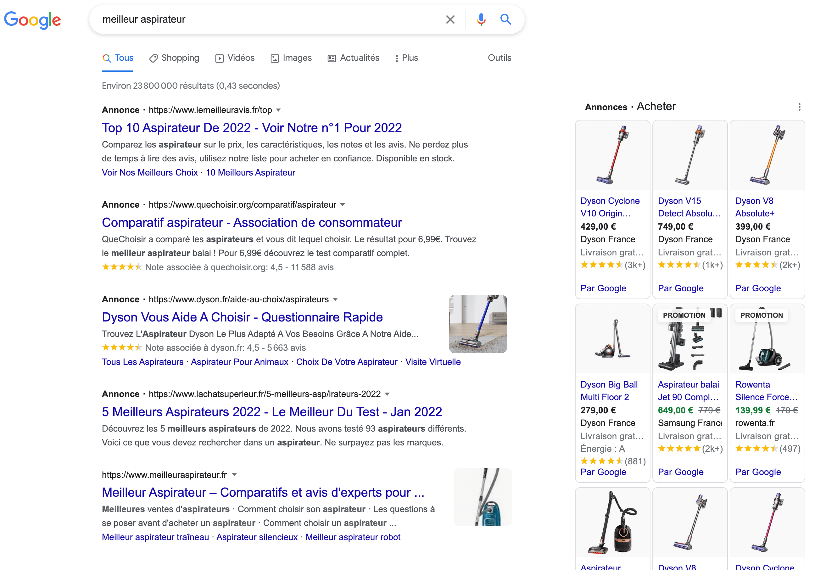Page de résultats Google pour "meilleur aspirateur", un mot-clé avec une intention de recherche commerciale.